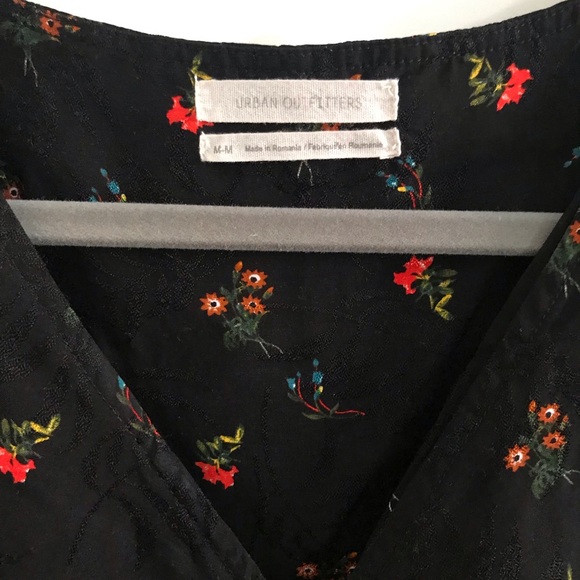 Black floral cinch Urban Outfitters top - Picture 4 of 5